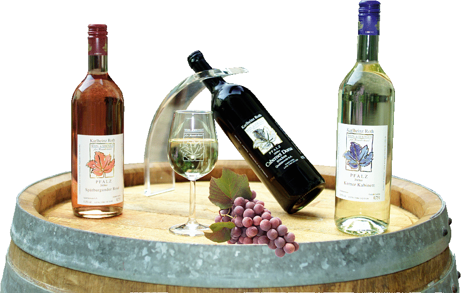 Drei Flaschen Wein, ein Glas Weißwein und rote Trauben auf einem Holzfass