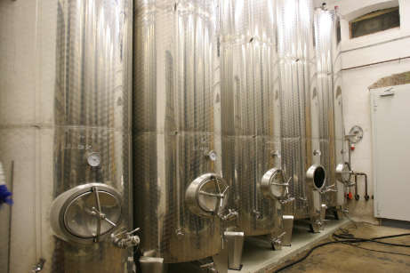 Weinlagerung in Edelstahltanks